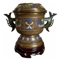 Foto de um(a) Antigo Potiche Defumador Incensário Japonês Bronze Cloisonné, da categoria de Garrafas, potes e jarros. Antigo e raro potiche defumador em bronze maciço com decoração manual da primorosa técnica Cloisonné, trabalho em esmalte na... Vendido no marketplace Trésors.