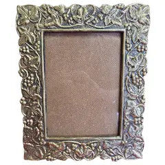 Foto de um(a) Porta Retrato em Bronze - Vertical, da categoria de Porta retratos. Belíssimo porta-retrato vertical confeccionado em bronze de alta qualidade. Esta peça apresenta um trabalho de fundição... Vendido no marketplace Trésors.