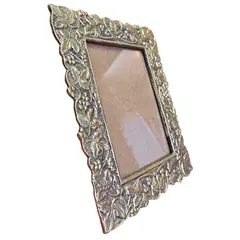 Foto de um(a) Porta Retrato em Bronze - Vertical, da categoria de Porta retratos. Belíssimo porta-retrato vertical confeccionado em bronze de alta qualidade. Esta peça apresenta um trabalho de fundição... Vendido no marketplace Trésors.