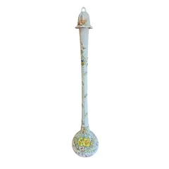 Foto de um(a) Vaso Solifleur de Vidro Fosco Opalino com Relevo Floral e Esmalte - Sino, da categoria de Vasos. Magnífico vaso solifleur (para uma única flor) em vidro fosco opalino (satinê), uma peça de arte refinada e cheia de... Vendido no marketplace Trésors.