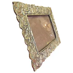 Foto de um(a) Porta Retrato em Bronze - Horizontal, da categoria de Porta retratos. Belíssimo porta-retrato horizontal confeccionado em bronze de alta qualidade. Esta peça apresenta um trabalho de fundição... Vendido no marketplace Trésors.