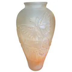 Foto de um(a) Vaso em Vidro Acetinado Fosco - Borboletas, da categoria de Vasos. Magnífico vaso em vidro artístico com acabamento satinê (fosco acetinado), apresentando uma tonalidade degradê delicada que... Vendido no marketplace Trésors.
