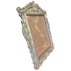 Foto de um(a) Porta Retrato Ornamentado em Bronze - Vertical, da categoria de Porta retratos. Belíssimo porta-retrato vertical confeccionado em bronze de alta qualidade. Esta peça apresenta um trabalho de fundição... Vendido no marketplace Trésors.