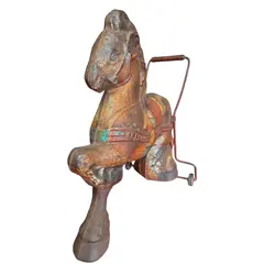 Foto de um(a) Pônei Mobo Bronco – Original England, da categoria de Brinquedos antigos. Este exemplar autêntico do "Mobo Bronco" é uma verdadeira peça de história. Fabricado na Inglaterra. Vendido no marketplace Trésors.