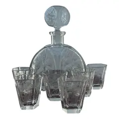 Foto de um(a) Antiga Conjunto Garrafa Licoreira Copos Cristal Tcheco Karl, da categoria de Garrafas. Karl Palda para quem gosta de peças exclusivas. Antigo e maravilhoso conjunto em cristal Tcheco ricamente lapidado à mão.... Vendido no marketplace Trésors.