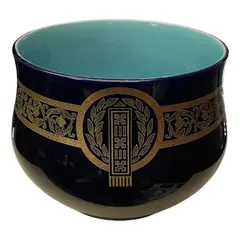 Foto de um(a) Antigo Vaso Cachepô Jarro Porcelana Francesa Sarreguemines, da categoria de Cachepot. Antigo vaso cachepô artístico em porcelana francesa Sarreguemines cor azul cobalto, a favorita do rei Louis XV. Decoração de... Vendido no marketplace Trésors.