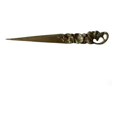 Foto de um(a) Antiga Rara Espátula Abridor De Carta Bronze Francês, da categoria de Outros colecionáveis. Linda espátula abridor de carta em bronze francês, período Art Nouveau, início do século XX.Medida 22cm. Vendido no marketplace Trésors.