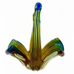 Foto de um(a) Antiguidade Cesta Decorativa Em Murano Italiano Art Deco, da categoria de Cestos e Caixas. Antiga cesta decorativa em legítimo Murano Italiano, peça feita à mão. Lindas cores. Período Art Deco. Medidas 20x19cm. Vendido no marketplace Trésors.