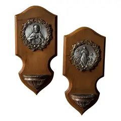 Foto de um(a) Arte Sacra Antiga Pia Batismal Coração Jesus Conceição, da categoria de Objetos religiosos e espirituais. ~ Arte Sacra ~ Antigo e raro par de pias de água benta em madeira de lei, com medalhões em prata com detalhes em bronze.... Vendido no marketplace Trésors.