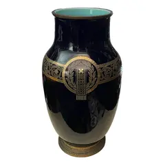 Foto de um(a) Antigo Vaso Jarro Ânfora Clássico Porcelana Sarreguemines, da categoria de Vasos. Importante vaso azul artístico em porcelana francesa Sarreguemines, pintado à mão e ornamentado com bronze. Peça toda... Vendido no marketplace Trésors.