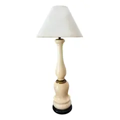 Foto de um(a) Antigo Abajur Clássico em Alabastro Italiano, da categoria de Abajures. Antigo e grande abajur no formato de balaústre em alabastro italiano. Clássico, elegante e muito chique, combina com tudo!... Vendido no marketplace Trésors.