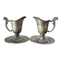 Foto de um(a) Antigo Par Jarros Présentoir Vasos Clássico Estanho Francês, da categoria de Jarros. Antigo e belíssimo par de jarros com présentoir em estanho francês, formato clássico, lindo e muito chique. Combina com todo... Vendido no marketplace Trésors.