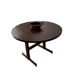 Foto de um(a) Mesa de jantar década de 1960, da categoria de Mesas de Jantar. Mesa em madeira nobre com 120 cm de diâmetro. 156cm aberta. Vendido no marketplace Trésors.