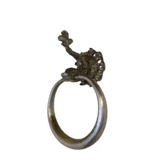 Foto de um(a) Raro porta-toalha antigo em metal, formato de carpa, da categoria de Acessórios para banheiro. Belíssimo porta-toalha de parede em estilo clássico, apresentando um design ornamental e vintage que remete a artigos de... Vendido no marketplace Trésors.