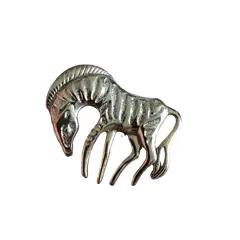 Foto de um(a) Antigo Broche De Zebra Dourado Estilo Art Deco, da categoria de Outros colecionáveis. Com aproximadamente 2cm. Vendido no marketplace Trésors.
