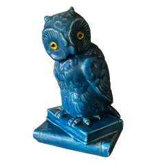 Foto de um(a) Antiga Escultura Porcelana Coruja Com Livros - Sabedoria, da categoria de Modelos e estatuetas. Linda escultura de coruja com livros, símbolo da sabedoria, em porcelana vitrificada, com olhos de cristal. Medidas 17x12cm. Vendido no marketplace Trésors.
