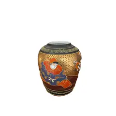 Foto de um(a) Antigo Raro Vaso Oriental Japonesa Porcelana Satsuma Pintado, da categoria de Vasos. Antigo vaso oriental em porcelana artística japonesa Satsuma, diferente formato bojudo e decoração toda diferente ao redor... Vendido no marketplace Trésors.