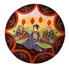 Foto de um(a) Antigo Grande Prato Medalhão Porcelana Japonesa Satsuma, da categoria de Pratos Decorativos. Antigo e grande prato medalhão em porcelana japonesa, Satsuma. Com decoração de sábios ricamente pintada à mão com sábios em... Vendido no marketplace Trésors.