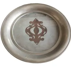 Foto de um(a) Bandeja De Estanho Com Vidro Cristal Satiné, da categoria de Bandejas. Diferente, imponente e pesada bandeja, em perfeito estado.Medidas 28x20cm. Vendido no marketplace Trésors.