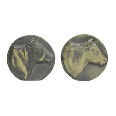 Foto de um(a) Par de placas em bronze, da categoria de Placas. Par de antigas placas redondas em bronze, com figura de boi em alto relevo, peças bem sólida e pesada. Medida 10 cm de... Vendido no marketplace Trésors.
