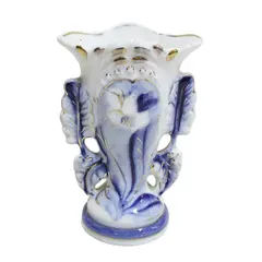 Foto de um(a) Vaso floreiro ao estilo barroco, da categoria de Vasos. Antigo floreiro ao gosto barroco, de porcelana branca, com decoração floral na tonalidade azul com filetes dourados. ... Vendido no marketplace Trésors.