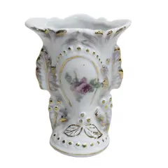 Foto de um(a) Vaso / Floreiro em porcelana, da categoria de Vasos. Pequeno e antigo floreiro, em porcelana branca, com decoração em relevos de folhas e flores em policromia com douração.... Vendido no marketplace Trésors.