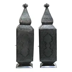 Foto de um(a) Par de lanternas indianas, da categoria de Iluminação externa. Belo par de lanternas indianas em metal com decoração vazada e revestida em vidro nas quatro partes retangulares. Apresenta... Vendido no marketplace Trésors.