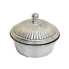 Foto de um(a) Manteiguira redonda em metal, da categoria de Garrafas, potes e jarros. Delicada manteigueira redonda em metal espessurado a prata, apresenta assente em tripé e tampa filetada em alto relevo com... Vendido no marketplace Trésors.