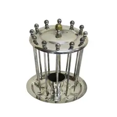 Foto de um(a) Paliteiro com 12 palitos, da categoria de Paliteiros. Antigo paliteiro em metal espessurado a prata com 12 palitos. Medida 10A x 8D. Em bom estado, com desgaste na pega central. Vendido no marketplace Trésors.