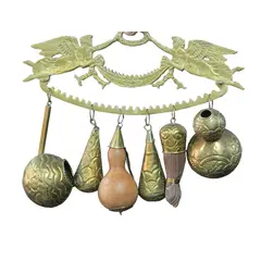 Foto de um(a) Balangandã em metal dourado, da categoria de Objetos religiosos e espirituais. Antigo balangandã em metal dourado, com cenas de anjo trabalhado em relevos e acompanham 06 penduricalhos incluindo uma figa... Vendido no marketplace Trésors.