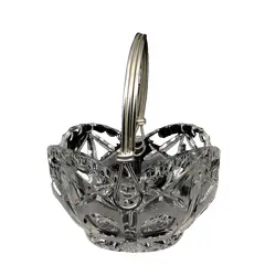 Foto de um(a) Antiga Linda Cesta Em Cristal Europeu Com Alça Em Prata, da categoria de Cestos e Caixas. Antiga e linda cesta em cristal europeu lapidado à mão, alça em metal espessurado à prata. Uma peça super decorativa e... Vendido no marketplace Trésors.