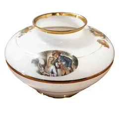 Foto de um(a) Antigo Vasinho Bojudo Opalina Vidro Leitoso Cena Galante, da categoria de Vasos. Delicado e decorativo vasinho bojudo em opalina milk glass (vidro leitoso) com decoração de flores e medalhão central com... Vendido no marketplace Trésors.