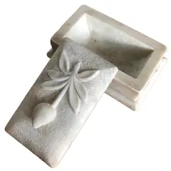 Foto de um(a) Antiga Rara Caixa De Altar Em Mármore Italiano Arte Sacra, da categoria de Objetos religiosos e espirituais. Antiga e diferente caixa em mármore italiana, esculpida à mão. Início do século XX.Medidas 12x18cm. Vendido no marketplace Trésors.