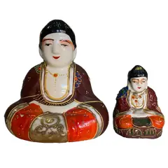 Foto de um(a) Antigo Par Esculturas Budas Satsuma Porcelana Japonesa, da categoria de Escultura. Satsuma. Antigas e pequenas esculturas artísticas em porcelana artística japonesa, ricamente pintados à mão. Século... Vendido no marketplace Trésors.