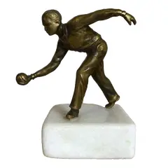 Foto de um(a) Antiga Linda Escultura De Bronze Art Deco Jogador De Bocha, da categoria de Escultura. Antiga e diferente escultura em bronze maciço de excelente qualidade, com base em mármore italiano. Representando jogador de... Vendido no marketplace Trésors.