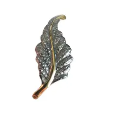 Foto de um(a) Fino Broche No Formato De Folha Banhado A Ouro, da categoria de Outros colecionáveis. Peça feita à mãoaproximadamente 5cm. Vendido no marketplace Trésors.
