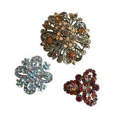Foto de um(a) Lote Com 3 Finos Broches Com Pedras Coloridas, da categoria de Outros colecionáveis. Lote com 3 broches vintage, em ótimo estado de conservação. Vendido no marketplace Trésors.
