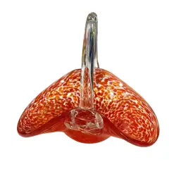 Foto de um(a) Antiga Cesta Decorativa Em Murano Italiano Vermelho Rubi, da categoria de Cestos e Caixas. Antiga cesta decorativa em Murano italiano translúcido com rajados vermelho rubi. Feita à mão. Período Art Deco. Altura... Vendido no marketplace Trésors.