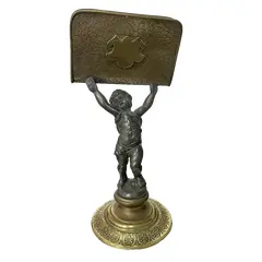 Foto de um(a) Antiga Escultura Porta Carta Bronze E Metal Prateado Wmf, da categoria de Escultura. WMF. Antigo e raro porta carta em metal prateado e dourado, com figura de criança segurando as correspondências. Da renomada... Vendido no marketplace Trésors.