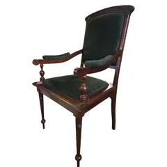 Foto de um(a) Poltrona Antiga em Imbuia Maciça - Estilo Clássico com Estofado Verde Musgo, da categoria de Outras cadeiras . A elegância da imbuia aliada ao conforto de uma peça histórica. Esta poltrona é confeccionada em imbuia maciça, madeira... Vendido no marketplace Trésors.