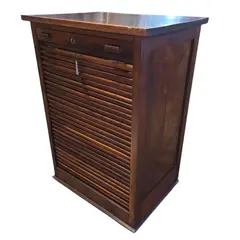 Foto de um(a) Arquivo Xerife Centenário em Imbuia Maciça, da categoria de Arquivos e Gaveteiros. Apresentamos uma peça histórica de imponente presença: um Arquivo Xerife original do início do século XX. Construído... Vendido no marketplace Trésors.