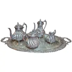 Foto de um(a) Antigo Jogo de Chá e Café em Prata 90 - Conjunto Completo 5 Peças - Estilo Clássico, da categoria de Conjuntos de café e chá. Magnífico conjunto de chá e café em Prata 90, apresentando um design atemporal com acabamento liso e polido. É um conjunto... Vendido no marketplace Trésors.