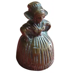 Foto de um(a) Sino de Mesa Antigo em Bronze – Figura Feminina, da categoria de Outros colecionáveis. Excelente estado vintage, apresentando o desgaste natural da pátina que atesta sua antiguidade, sem marcas de restauro ou... Vendido no marketplace Trésors.