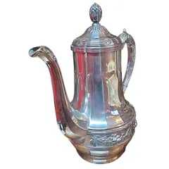 Foto de um(a) Antiga Cafeteira em Prata 90, da categoria de Bules. Requintada cafeteira de mesa, fabricada em metal de alta qualidade com banho de prata 90 espessada. Uma peça que une... Vendido no marketplace Trésors.