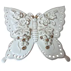 Foto de um(a) Borboleta Decorativa em Porcelana Moldada – Relevo Floral, da categoria de Objetos de parede esculturais. Exuberante escultura de parede ou mesa em porcelana branca vitrificada, apresentando o formato de uma borboleta com asas... Vendido no marketplace Trésors.