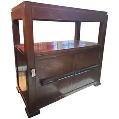 Foto de um(a) Mesa de Cabeceira em Imbuia, da categoria de Cabeceiras. Apresentamos uma peça autêntica do mobiliário brasileiro de meados do século XX. Esta mesa de cabeceira, confeccionada em... Vendido no marketplace Trésors.