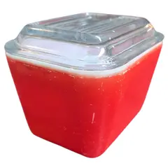 Foto de um(a) Manteigueira Pyrex Vintage USA Vermelho, da categoria de Outros utensílios para servir. Item clássico do design americano Mid-Century, este pote Pyrex original (Made in USA) é a peça vermelha da icônica série... Vendido no marketplace Trésors.