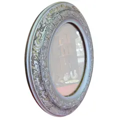 Foto de um(a) Espelho Oval Vintage com Moldura em Madeira Trabalhada, da categoria de Espelhos. Adicione um toque de história e elegância clássica ao seu ambiente com este Espelho Oval Vintage. Ideal para decorações que... Vendido no marketplace Trésors.
