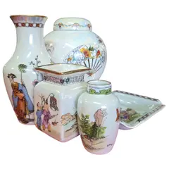 Foto de um(a) Conjunto 5 Peças Porcelana Oriental esmaltada - Assinadas e Datadas (1988), da categoria de Vasos. Exclusivo conjunto decorativo composto por 5 peças em porcelana oriental, apresentando um sofisticado acabamento acetinado... Vendido no marketplace Trésors.