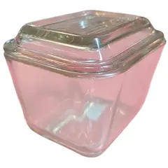 Foto de um(a) Manteigueira Vintage Pyrex - Transparente, da categoria de Garrafas, potes e jarros. Esta peça icônica faz parte do conjunto clássico de armazenamento de geladeira da Pyrex. Fabricada em vidro de alta... Vendido no marketplace Trésors.